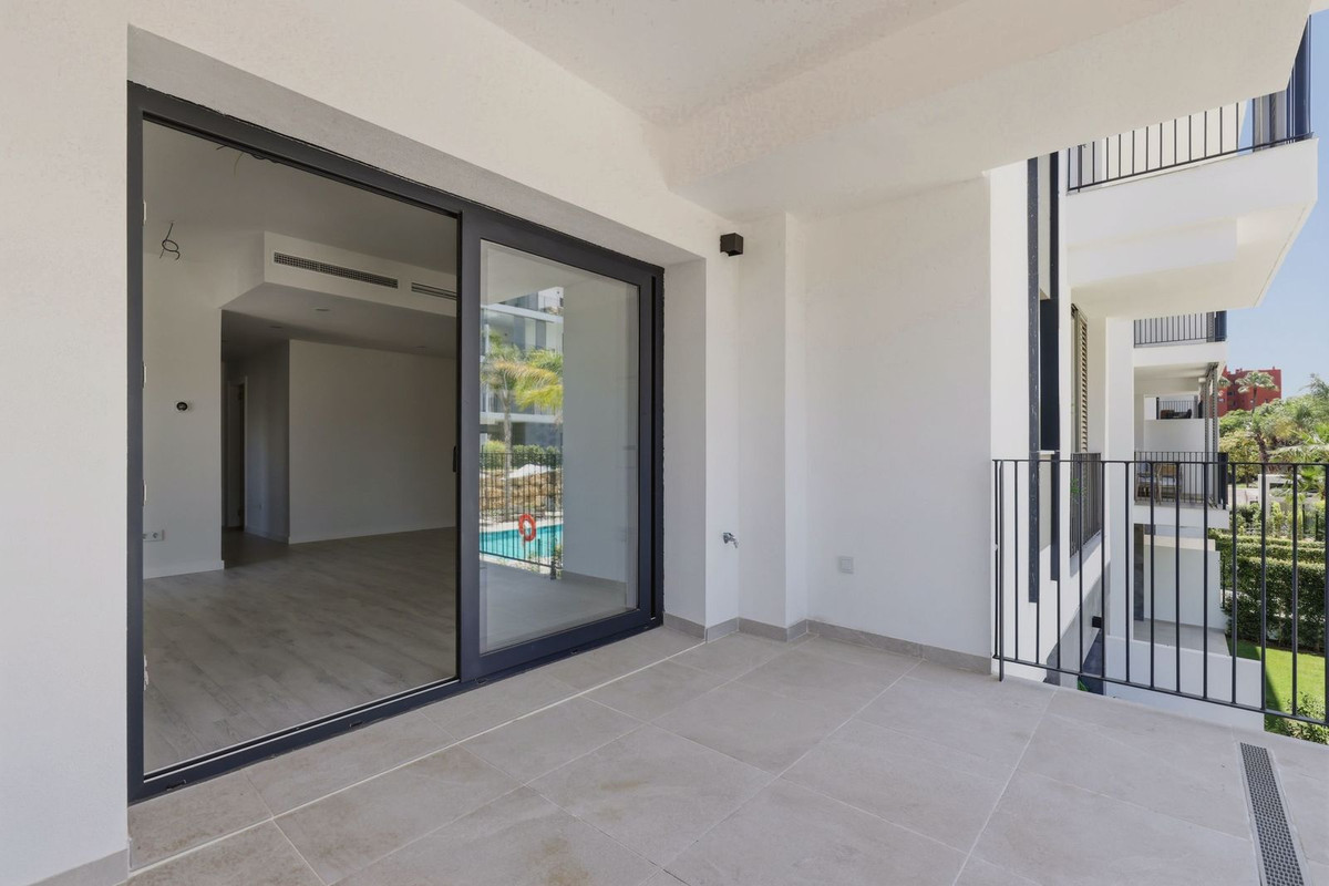 3 Bedroom Apartment in Estepona - Photo 10
