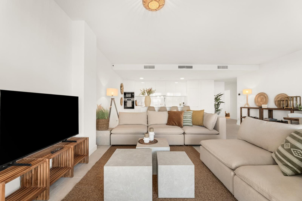 3 Bedroom Apartment in Estepona - Photo 3