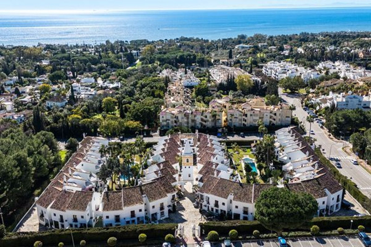 3 Bedroom Townhouse in Marbella - Photo 2