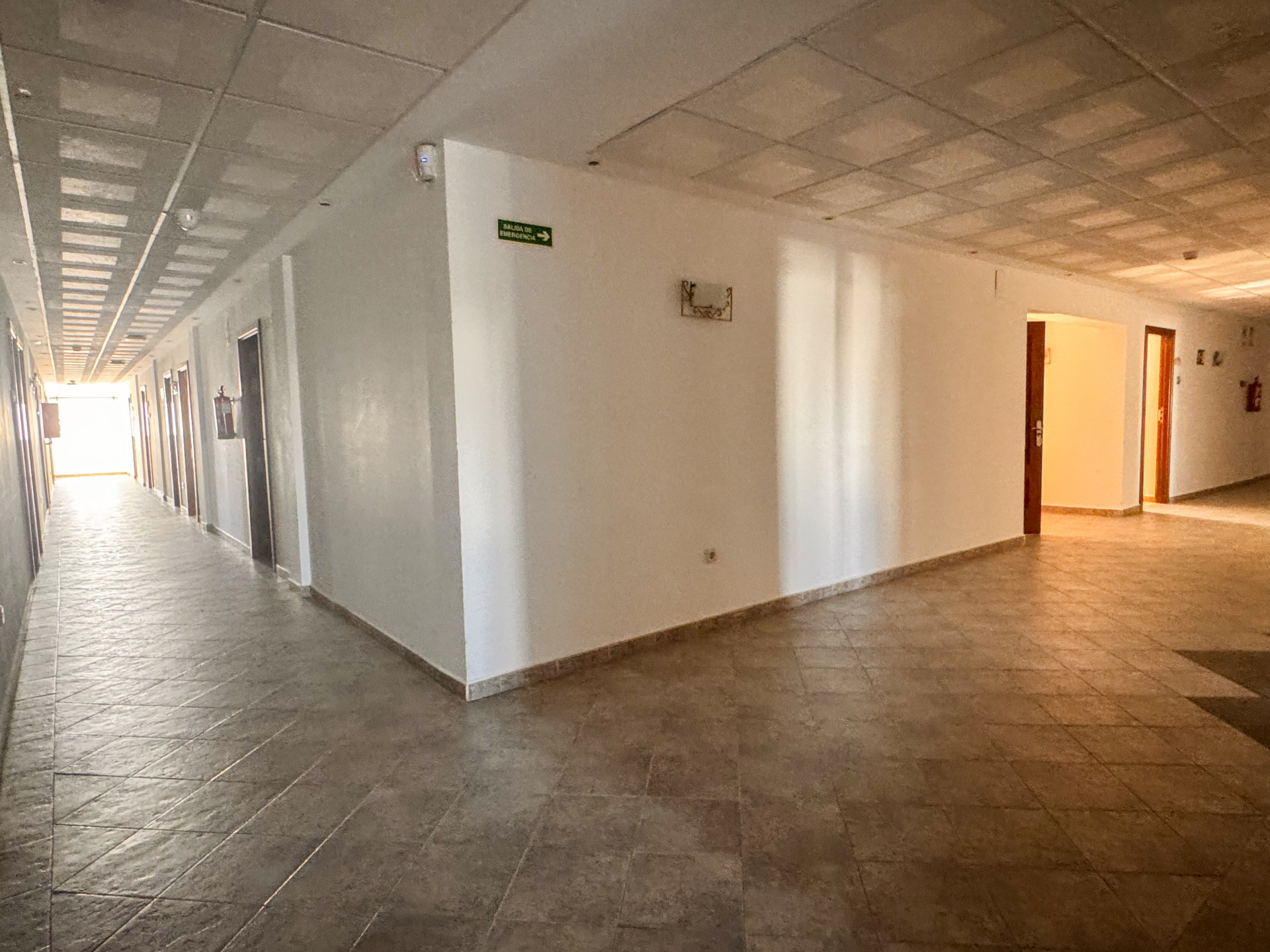 Local con piscina en Cádiz – Foto 19