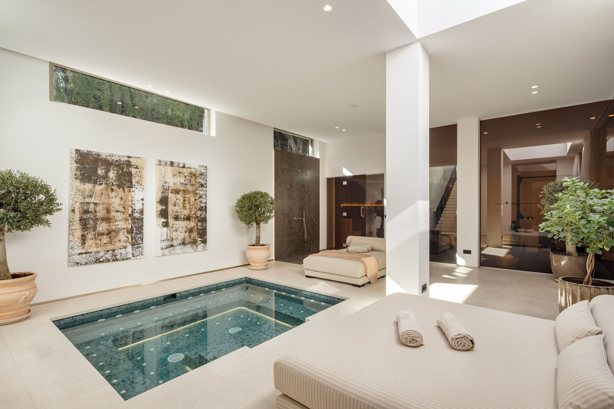 6 Bedroom Villa in Marbella - Photo 25