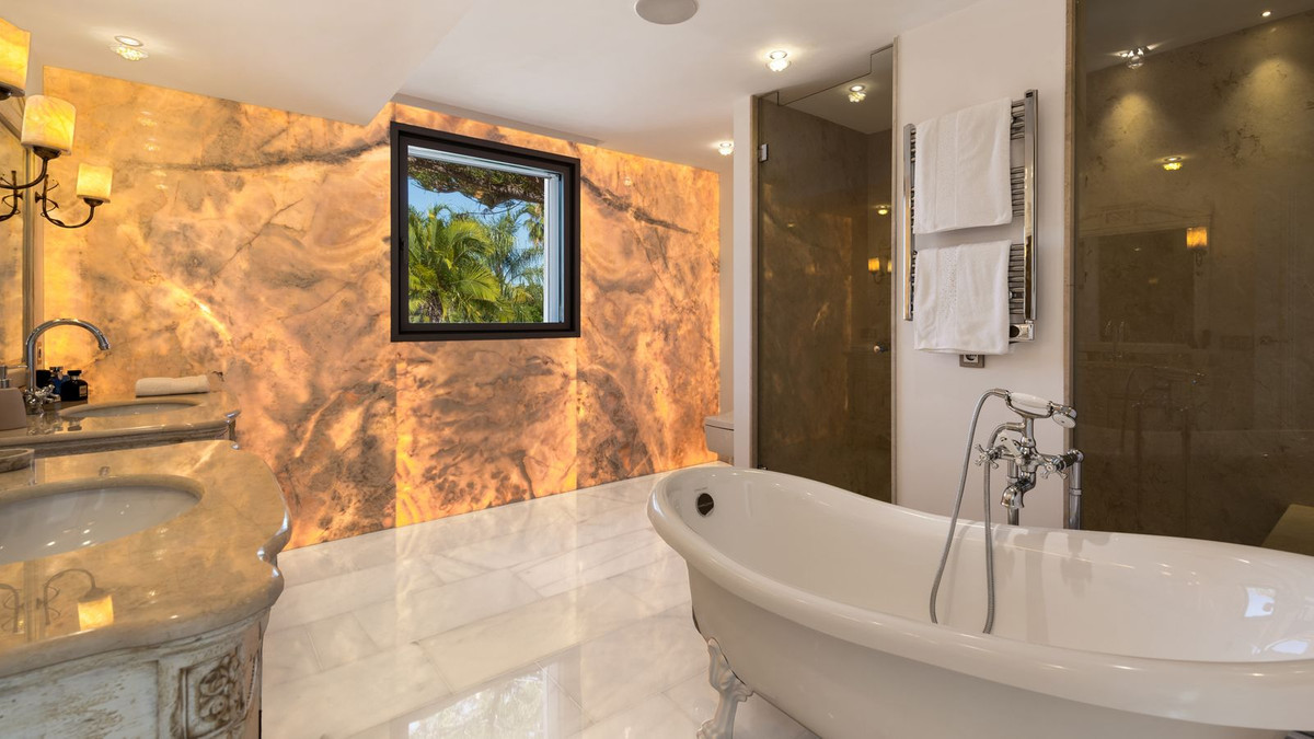6 Bedroom Villa in Marbella - Photo 37
