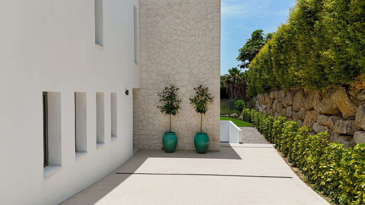 4 Bedroom Villa in Estepona - Photo 2