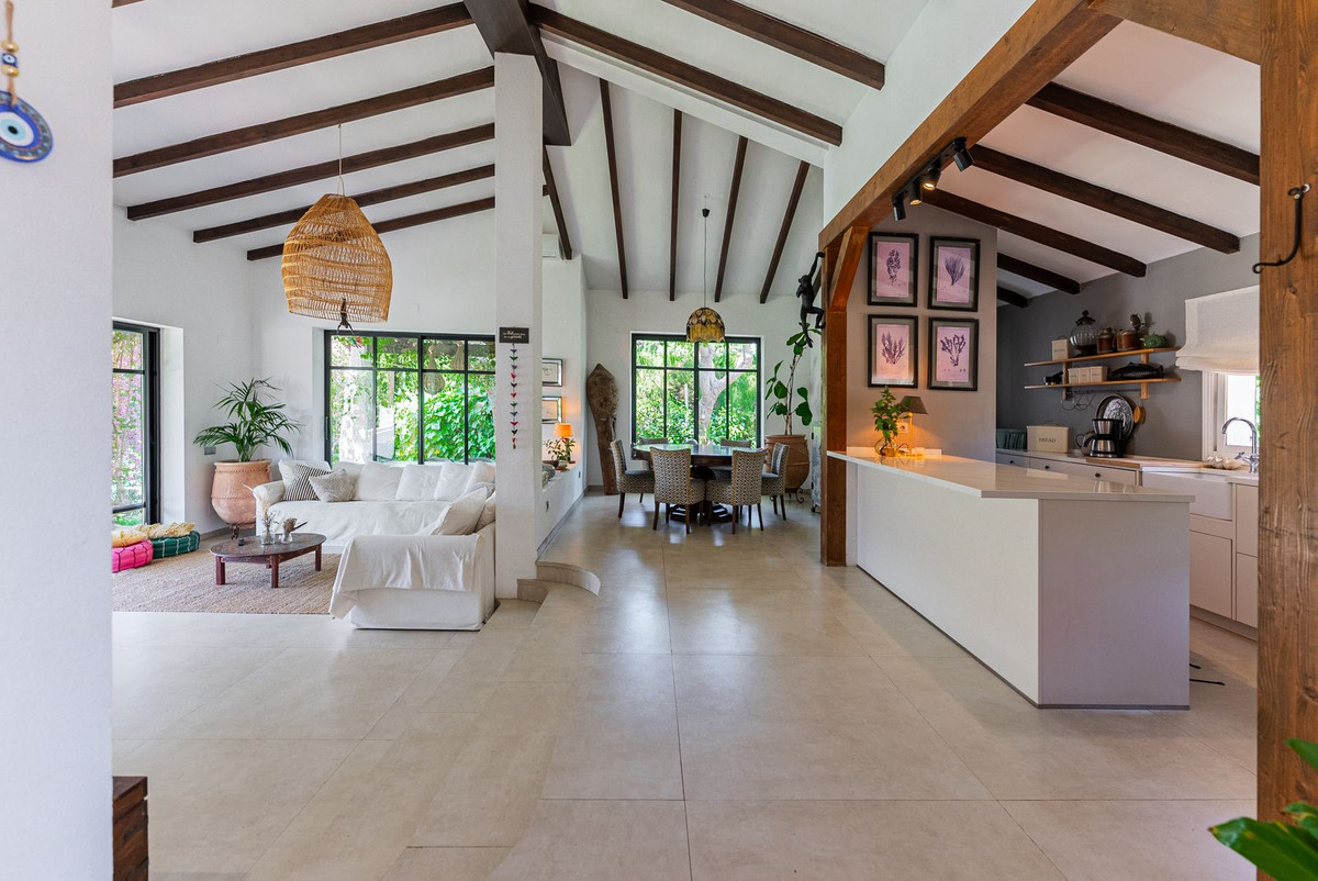 4 Bedroom Villa in Estepona - Photo 2