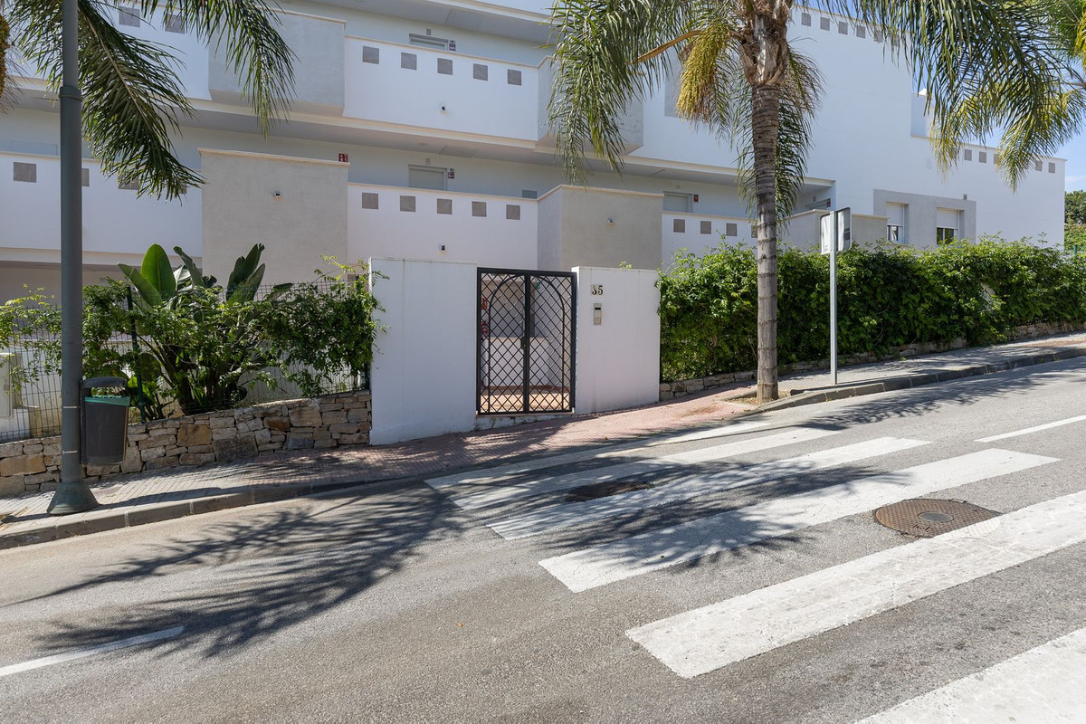 2 Bedroom Apartment in Torremolinos - Photo 32
