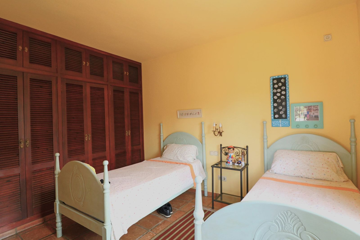 4 Bedroom Villa in Marbella - Photo 25
