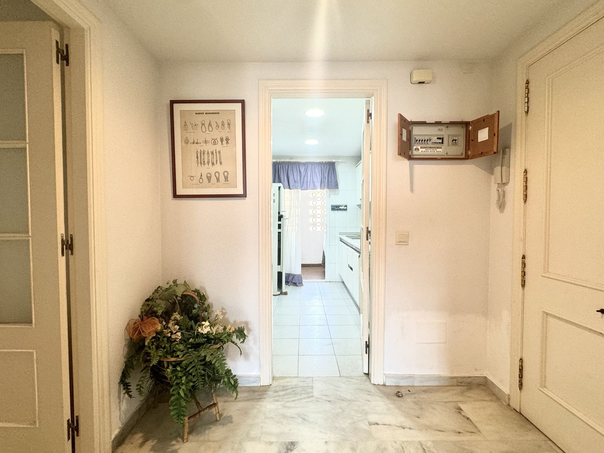 3 Bedroom Apartment in Estepona - Photo 7