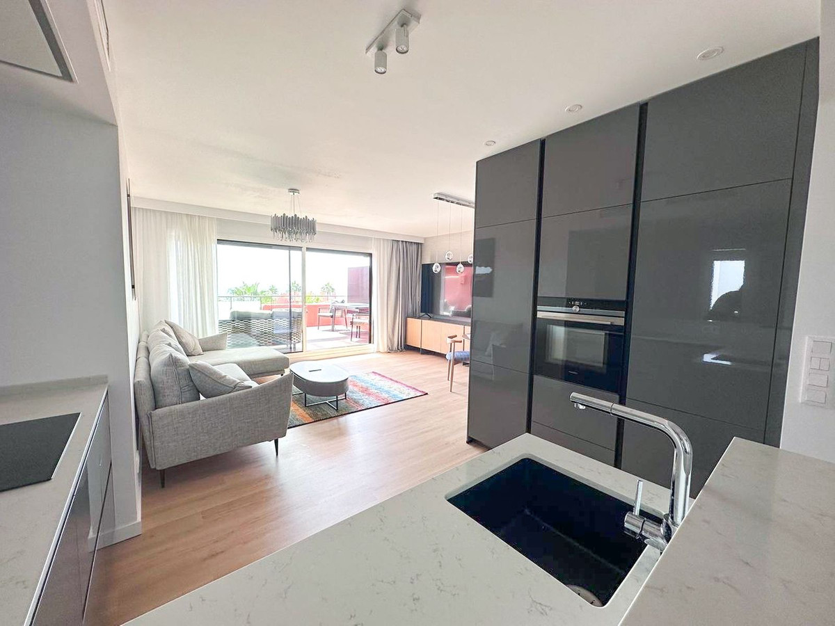 3 Bedroom Penthouse in Estepona - Photo 30