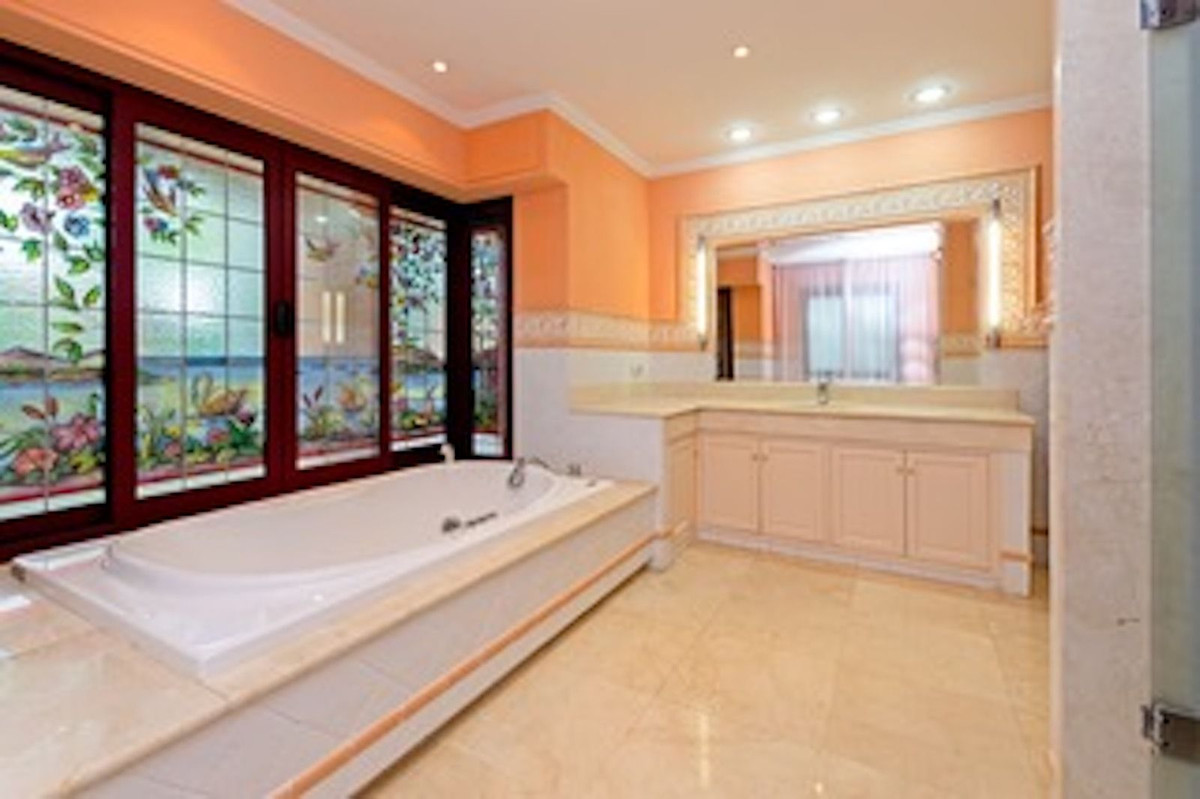 4 Bedroom Villa in Marbella - Photo 16