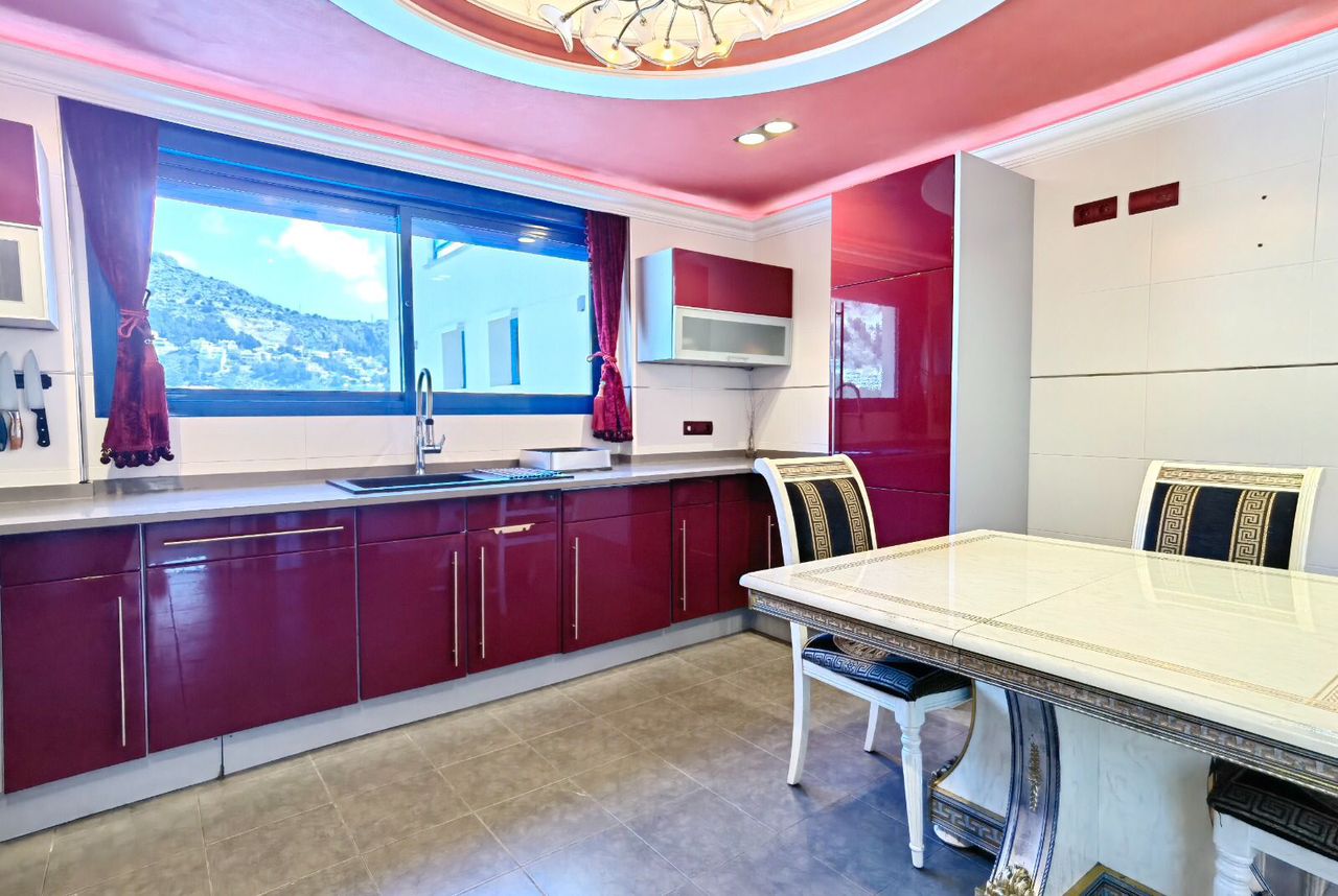 5-bedroom villa with pool in Alicante, Spain – Photo 14