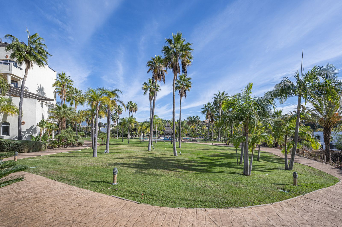 1 Bedroom Apartment in Estepona - Photo 2