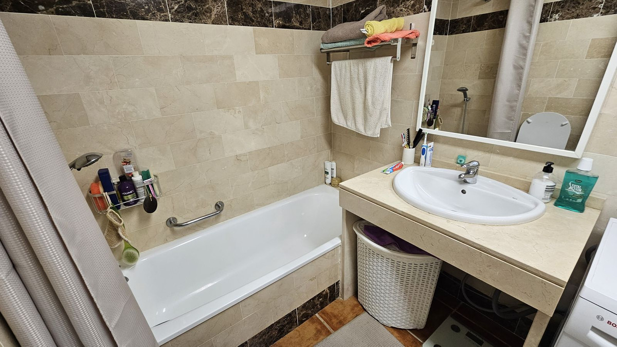 1 Bedroom Apartment in Estepona - Photo 20