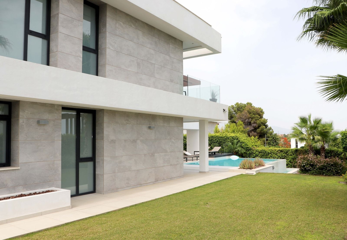 5 Bedroom Villa in Estepona - Photo 17