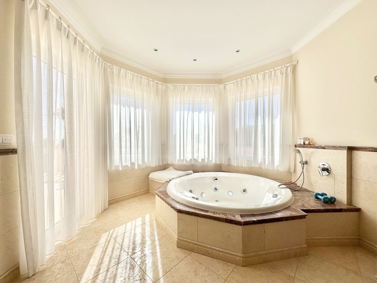 6 Bedroom Villa in Marbella - Photo 29