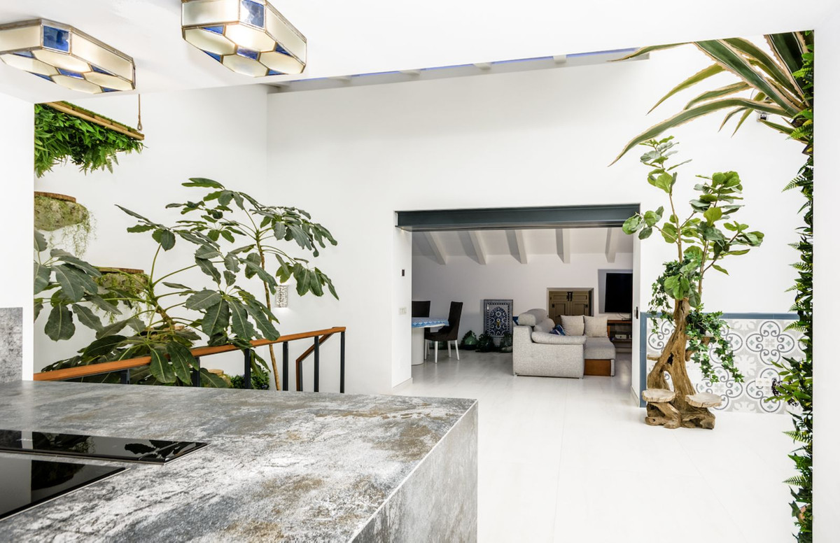 4 Bedroom Townhouse in Estepona - Photo 3