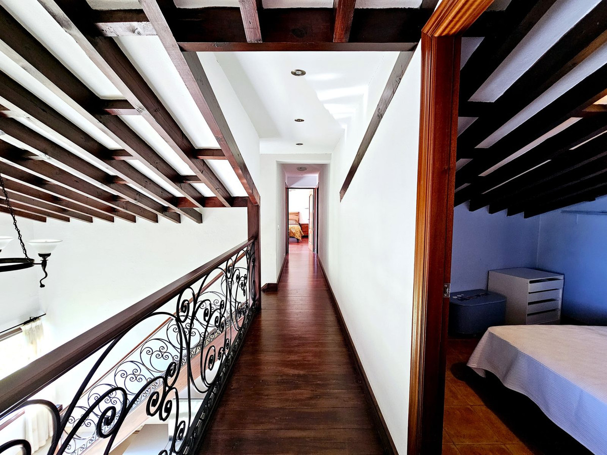 6 Bedroom Villa in Estepona - Photo 16