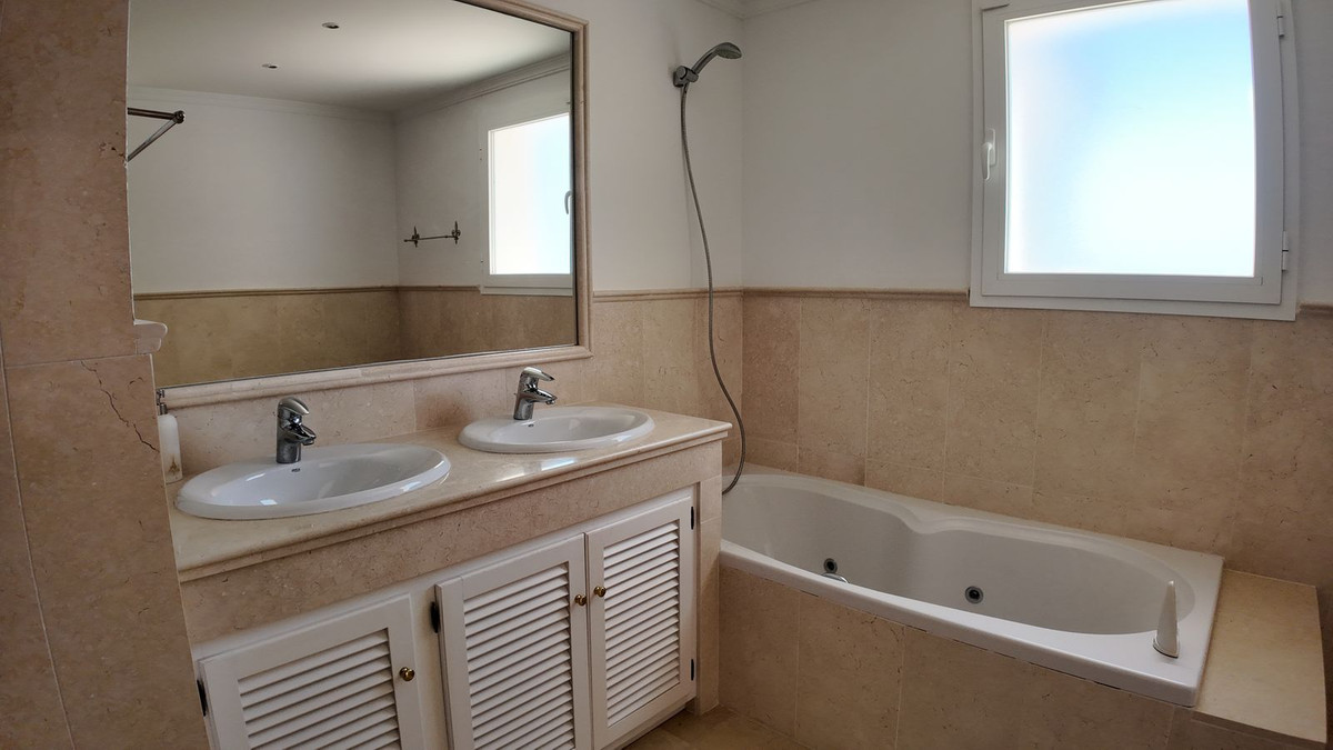4 Bedroom Townhouse in Benahavís - Photo 11