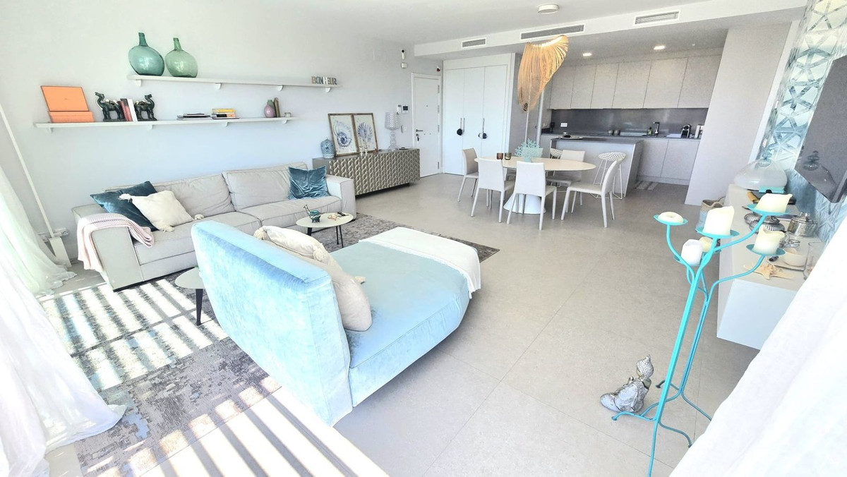 2 Bedroom Apartment in Benahavís - Photo 2