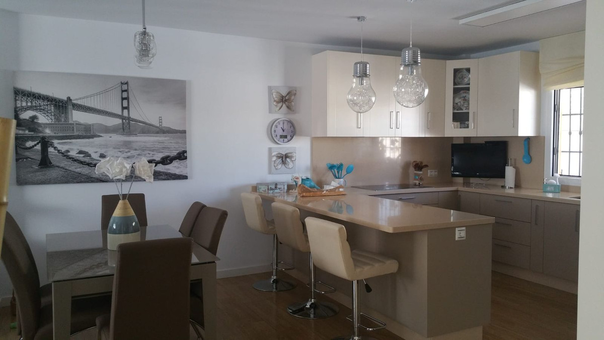 6 Bedroom Townhouse in San Pedro de Alcántara - Photo 3