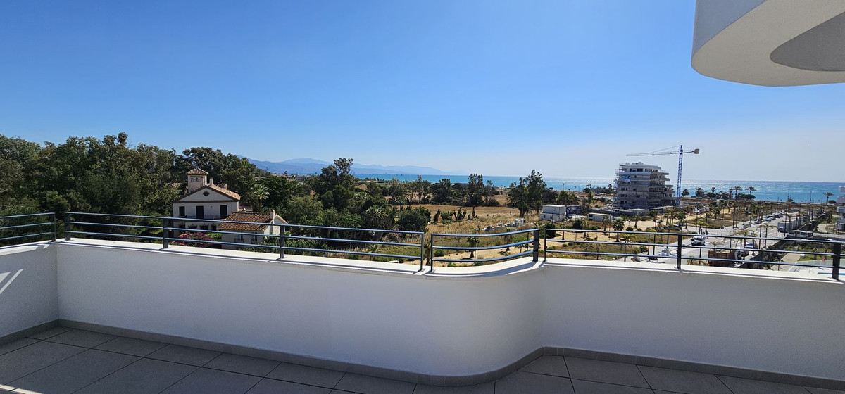 4 Bedroom Penthouse in Torremolinos - Photo 3