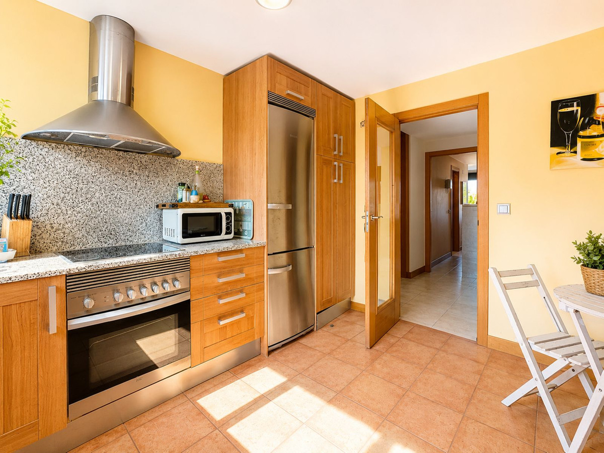 2 Bedroom Apartment in Estepona - Photo 11