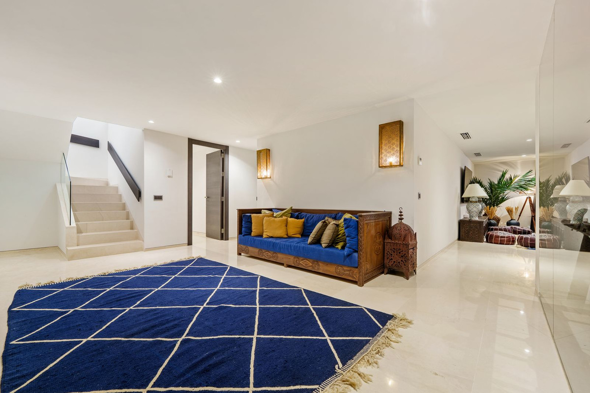 6 Bedroom Villa in Marbella - Photo 47
