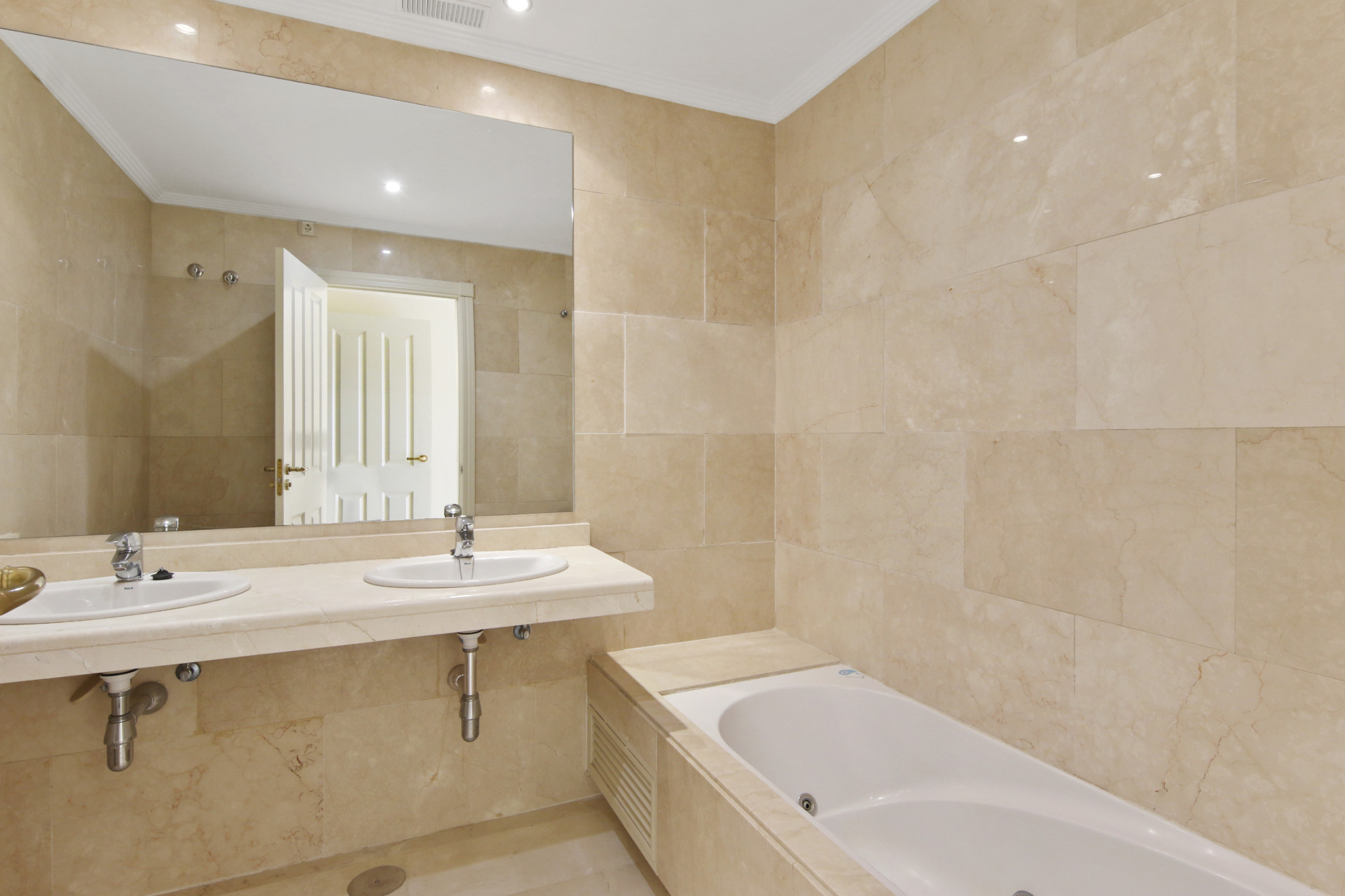2 Bedroom Penthouse in Estepona - Photo 13