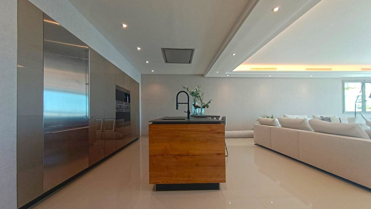 4 Bedroom Apartment in Marbella - Photo 3