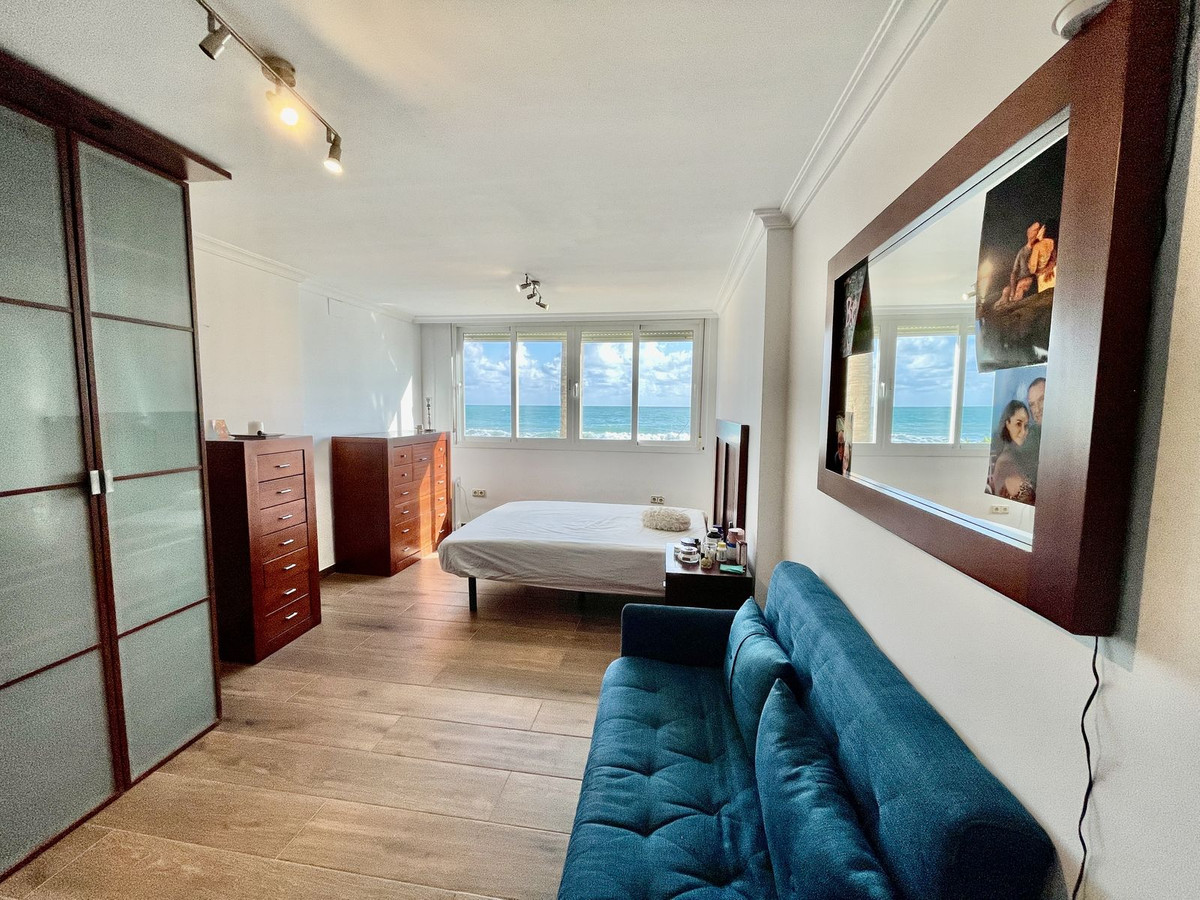 2 Bedroom Apartment in Benalmádena - Photo 3