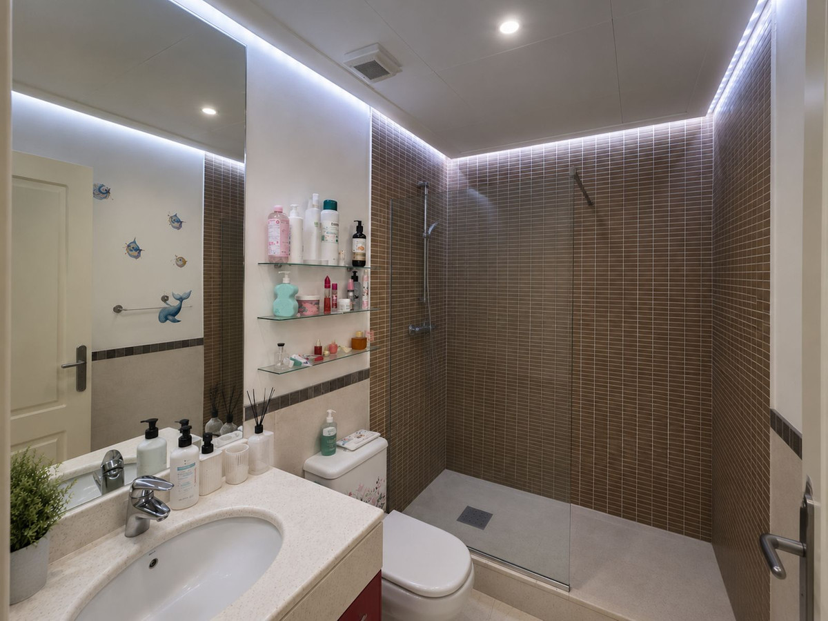 2 Bedroom Apartment in Estepona - Photo 19
