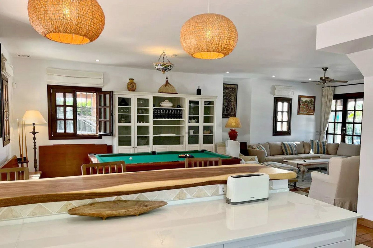 6 Bedroom Villa in San Pedro de Alcántara - Photo 9