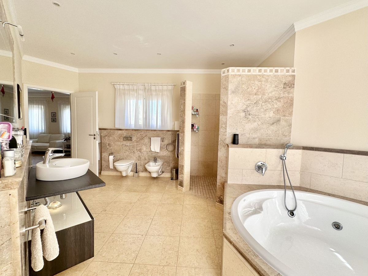 6 Bedroom Villa in Marbella - Photo 36