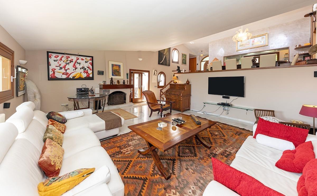 7 Bedroom Villa in Marbella - Photo 2