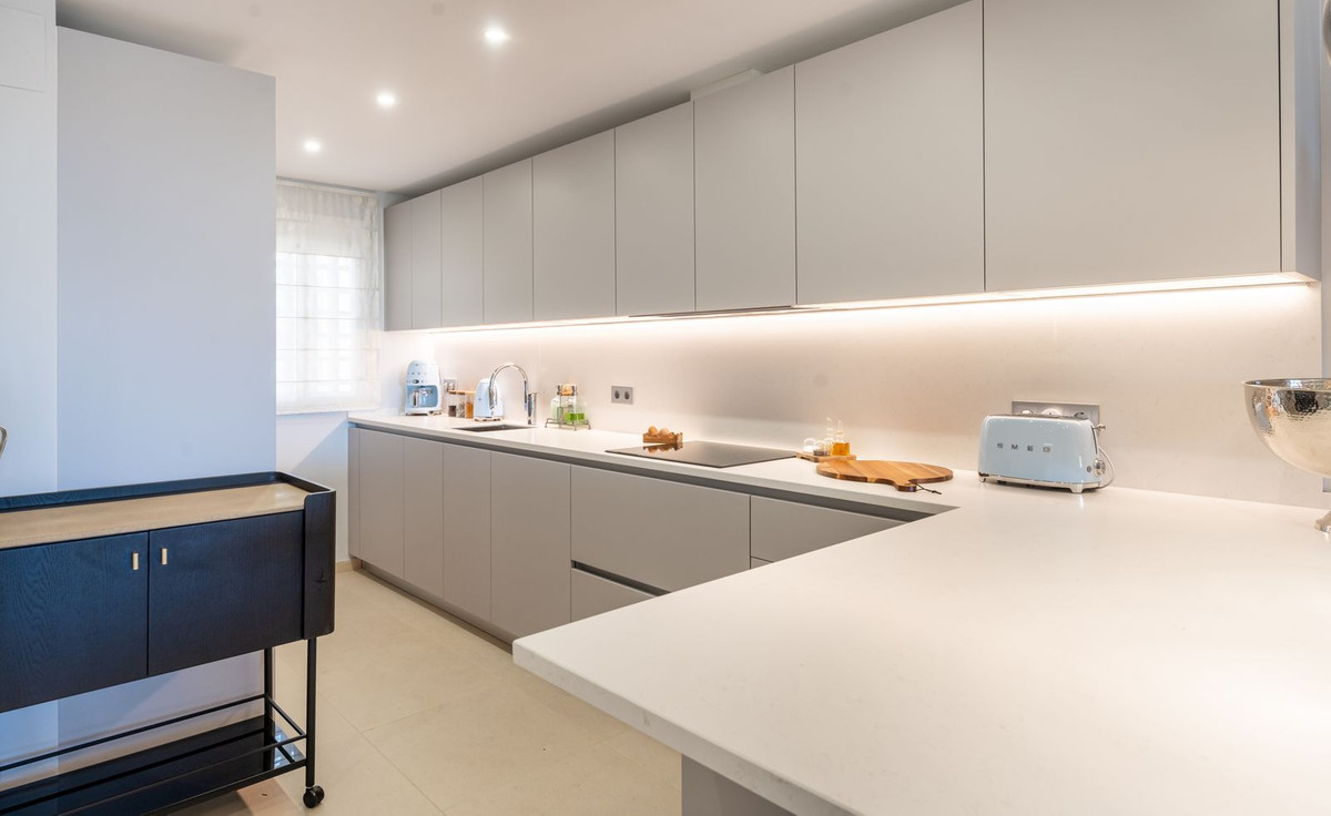 3 Bedroom Penthouse in Estepona - Photo 6