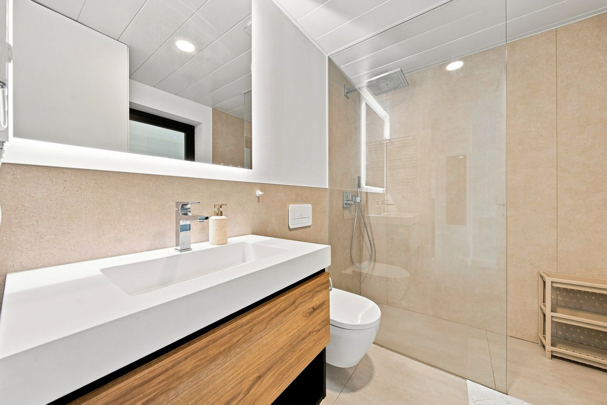2 Bedroom Apartment in Fuengirola - Photo 16