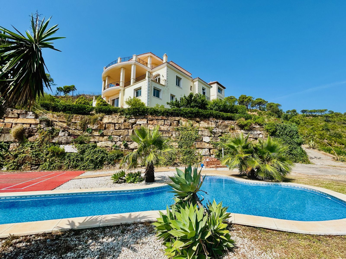 7 Bedroom Villa in Estepona - Photo 6