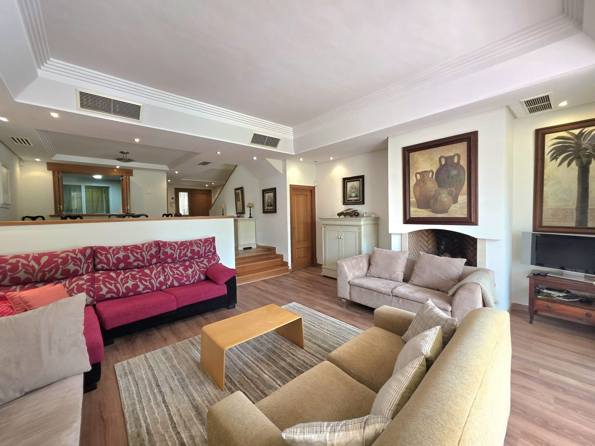 3 Bedroom Townhouse in Estepona - Photo 8