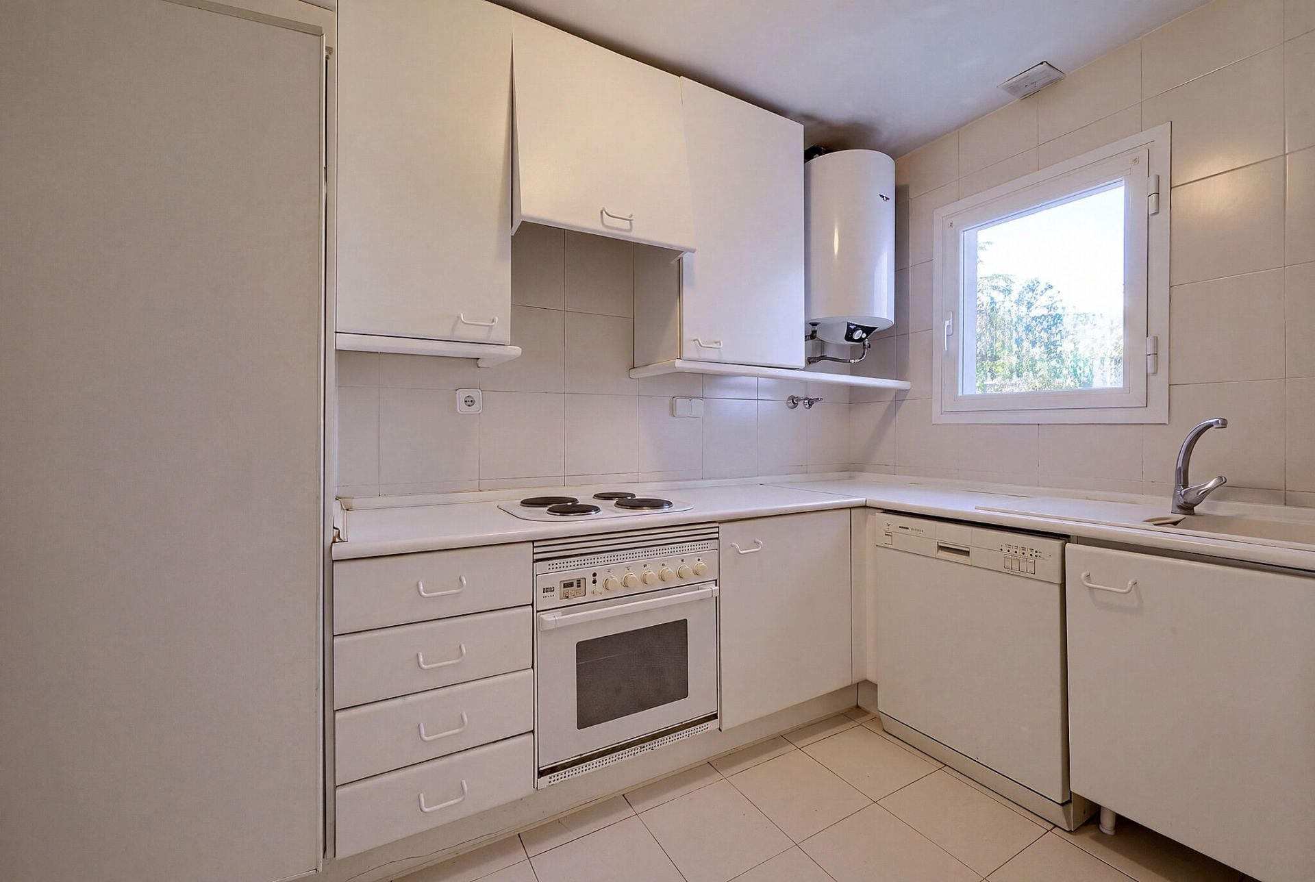 2 Bedroom Apartment in Benahavís - Photo 16