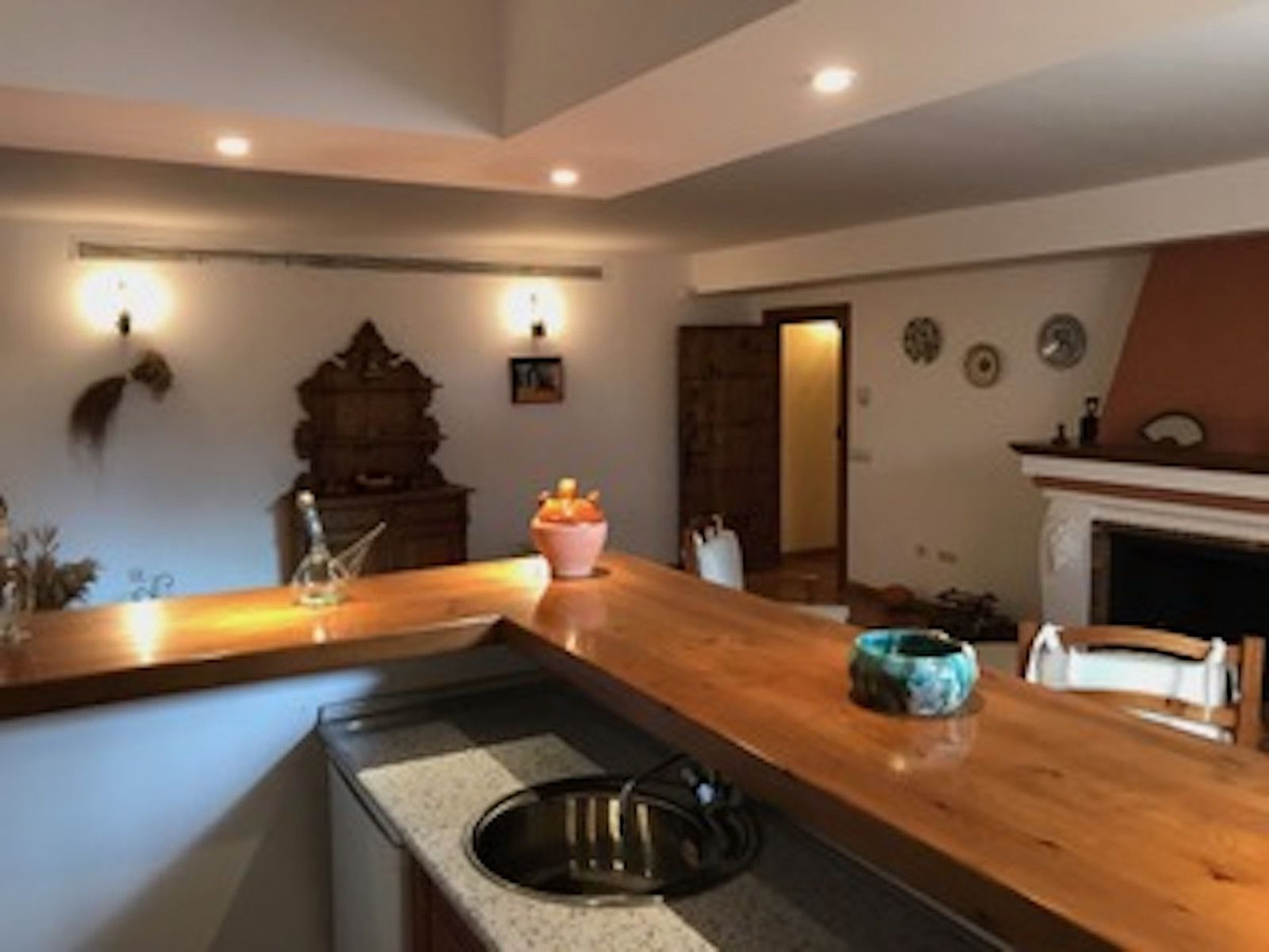 4 Bedroom Villa in Marbella - Photo 8