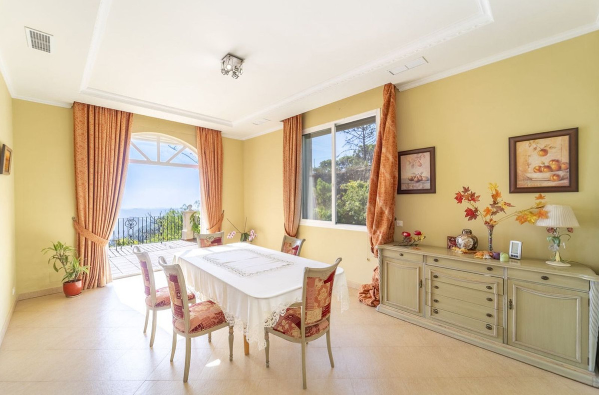 7 Bedroom Villa in Estepona - Photo 12