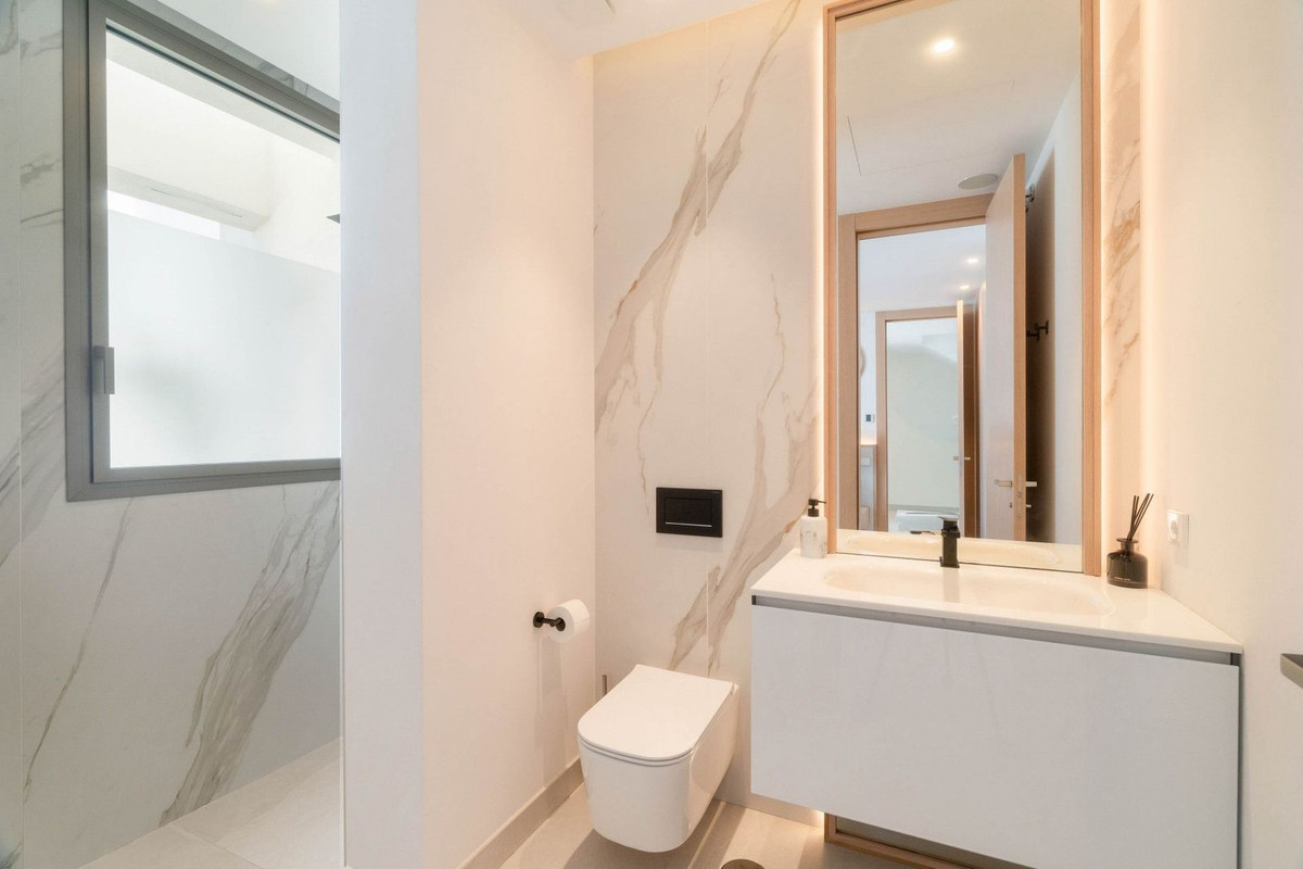 4 Bedroom Villa in Marbella - Photo 29