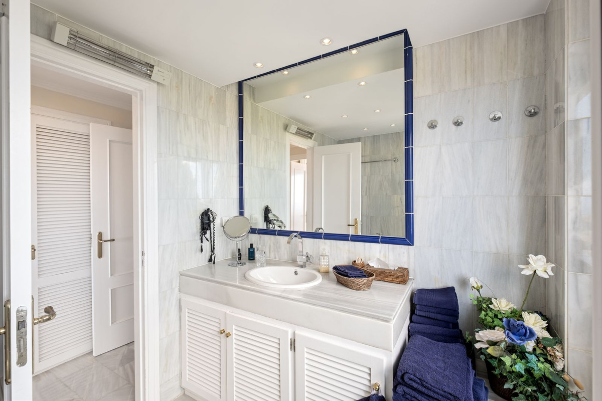 2 Bedroom Apartment in Marbella - Photo 15
