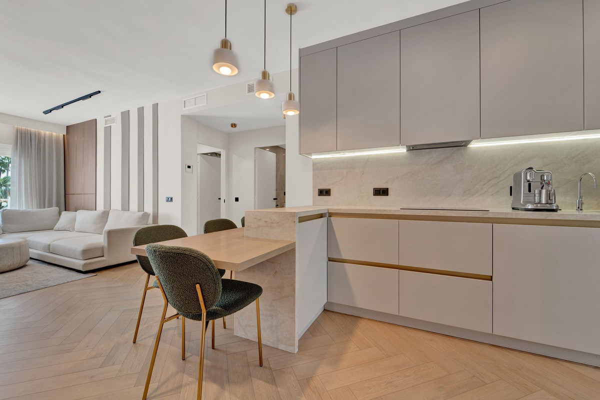 2 Bedroom Apartment in Estepona - Photo 5