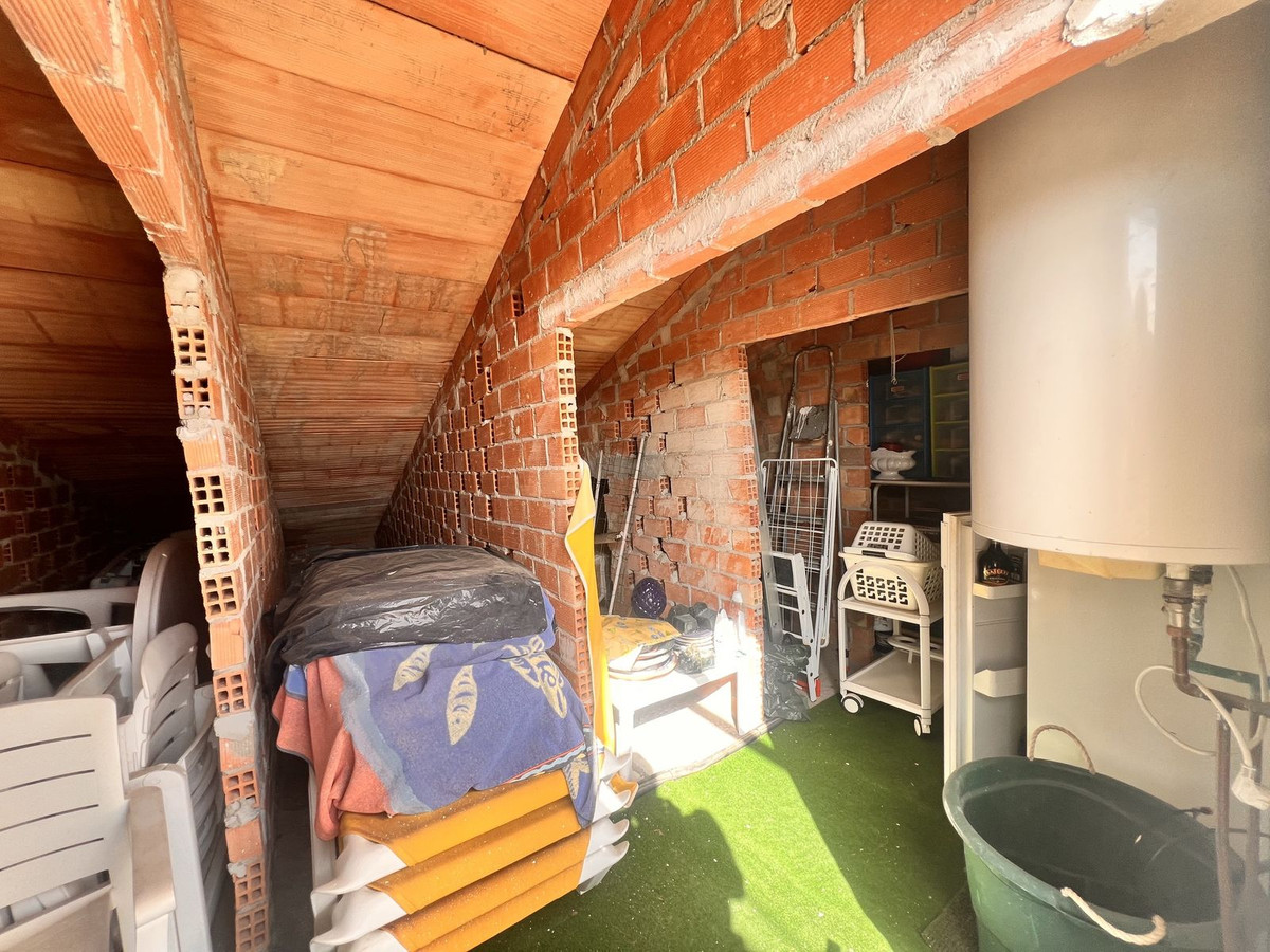 2 Bedroom Penthouse in Estepona - Photo 25