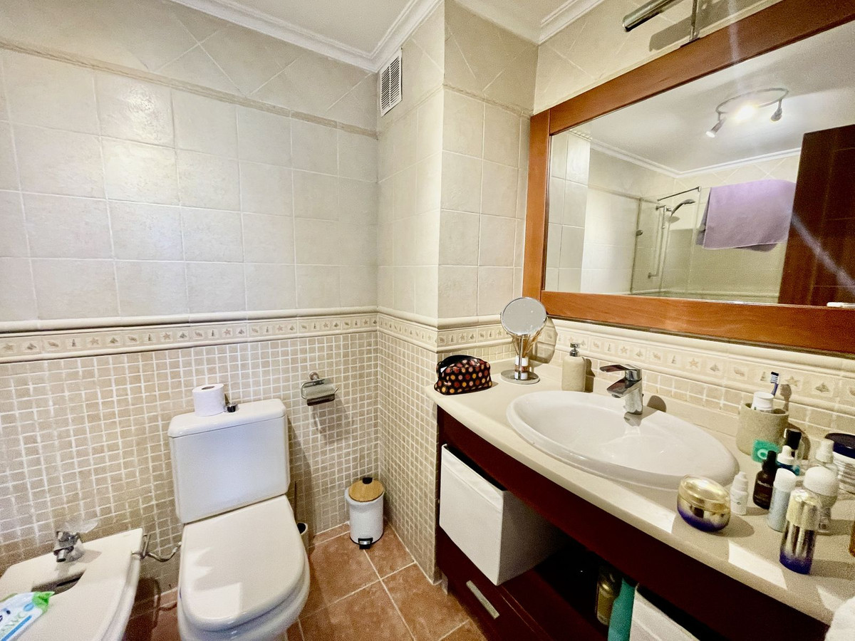 2 Bedroom Apartment in Benalmádena - Photo 5