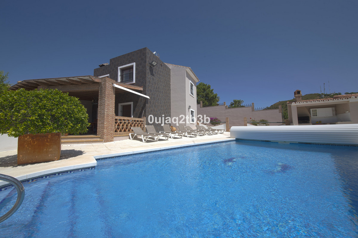 6 Bedroom Villa in Estepona - Photo 2