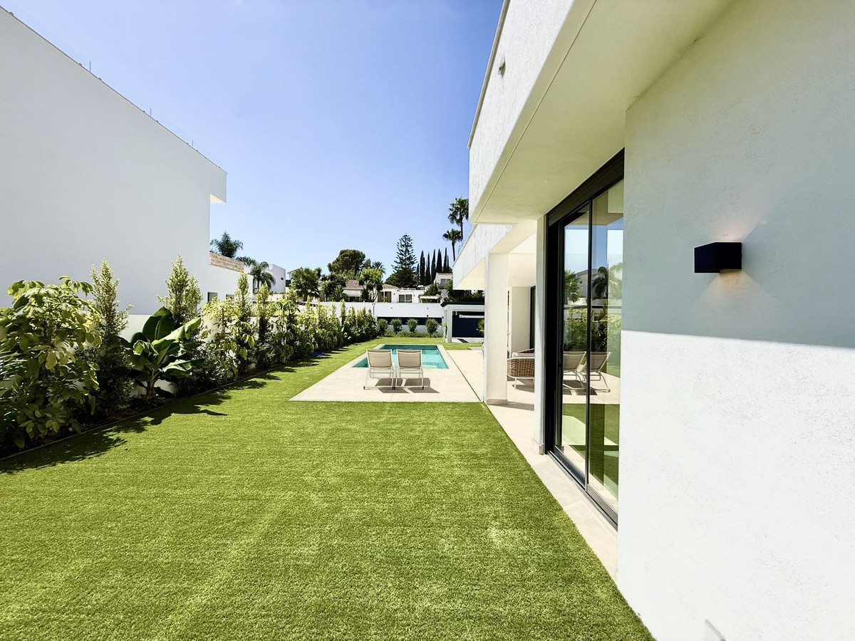 6 Bedroom Villa in Estepona - Photo 4