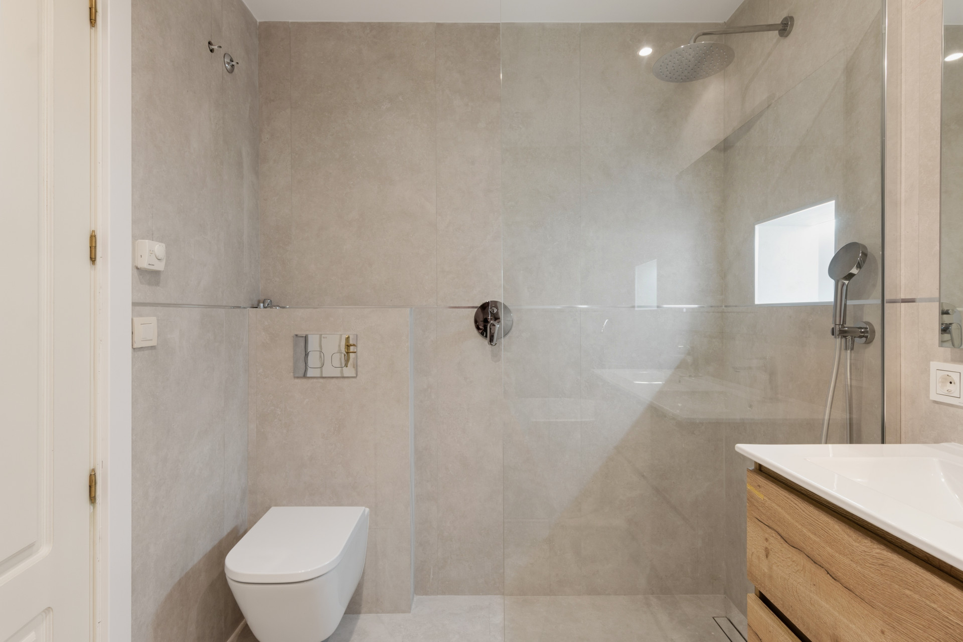 2 Bedroom Apartment in Estepona - Photo 15
