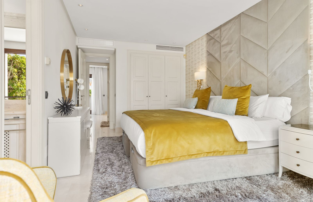 3 Bedroom Apartment in Estepona - Photo 16