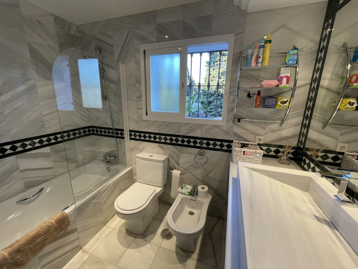 4 Bedroom Villa in Marbella - Photo 43
